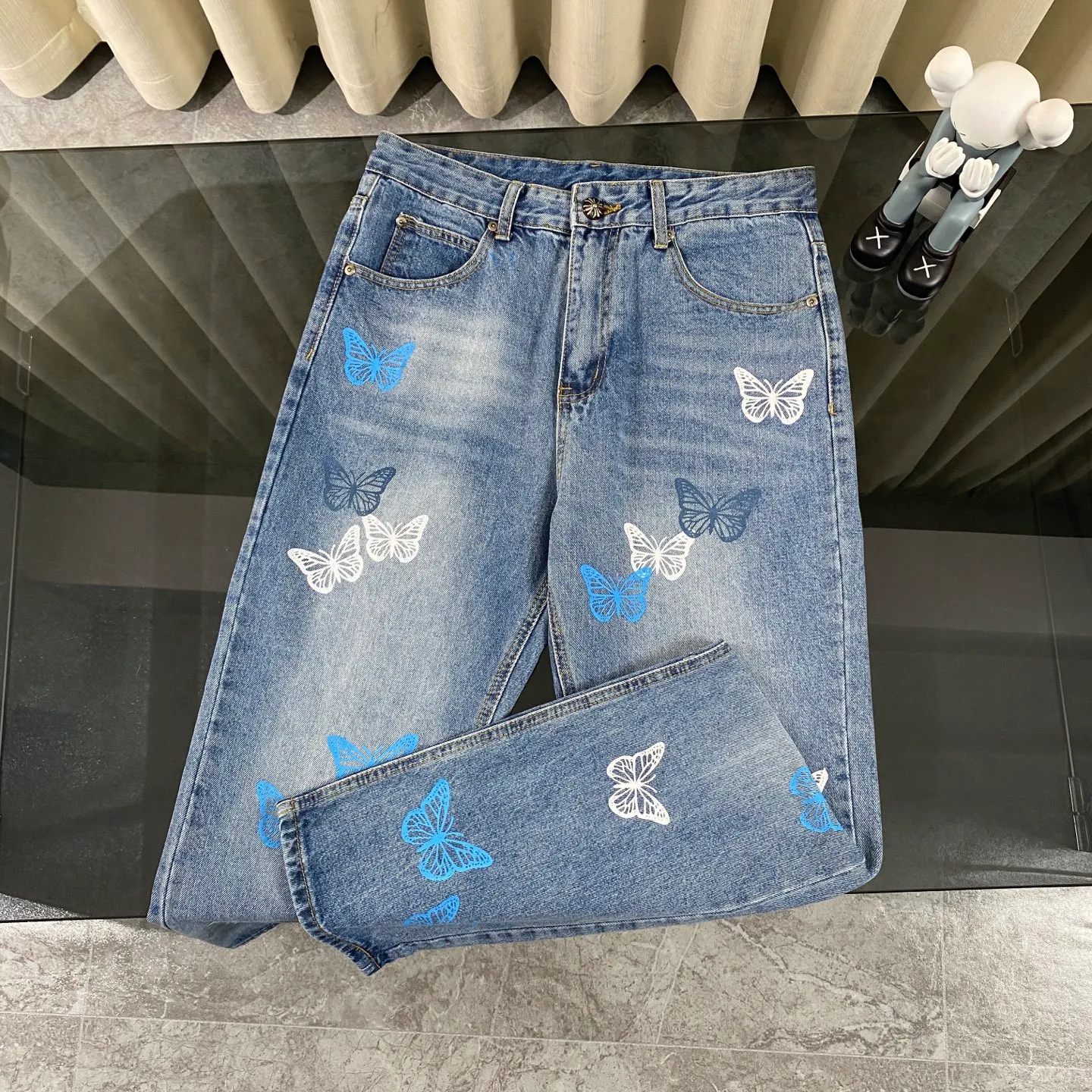 P230 Chrome Hearts 2025 new rare three-color butterfly print couple's washed loose jeans. High version, high version, top ceiling quality. Styles with different washed textures, very friendly to people with thin legs and thick legs. The straight version is very flattering to the leg shape. Moderate length that never goes out of style, easy to match with casual, basic styling for various styles, a must-have in the wardrobe! The fabric is stiff but also makes the upper body soft without losing texture. The washing process is even more perfect. It is a must-have item for everyone! ! ! Washed wheat, hang tag, pants label, three labels complete Color: blue Size: 28, 30, 32, 34